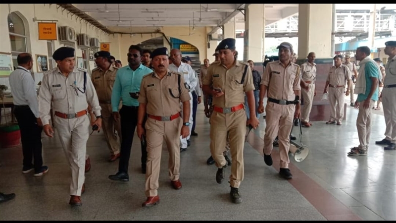 Bomb Found At Gwalior Railway Station News in Hindi, Unknown Person Informed Bomb Found at Gwalior Railway Station Police Started Searching | ग्वालियर रेलवे स्टेशन पर बम होने की सूचना