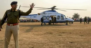 CM Yogi Adityanath's Chopper Emergency Landing News in Hindi | सीएम योगी के हेलीकॉप्टर से टकराया पक्षी, वाराणसी में इमरजेंसी लैंडिंग | CM Yogi Adityanath's Helicopter Emergency Landing