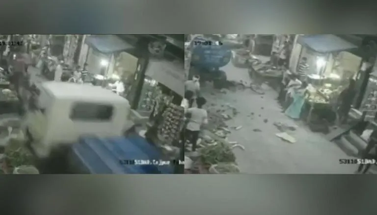 Delhi Jal Board Tanker Accident Video | बदरपुर के खान सब्जी मंडी इलाके में दिल्ली जल बोर्ड का एक टैंकर बेकाबू होकर लोगों की भीड़ को कुचला | Khan Sabzi Mandi Accident Video