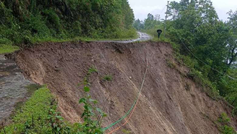 Manipur massive landslide hit 107 Territorial Army camp, Manipur Massive Landslide News in Hindi, Tupul Yard Railway Construction Camp Landslide | भूस्खलन में धंसा आर्मी कैंप 55 जवान मिट्टी में दबे