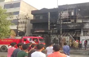 Massive Fire Breaks Out At Delhi's Mangolpuri Factory, Mangolpuri Fire News, Fire at Delhis Mangolpuri factory, दिल्ली के मंगोलपुरी में लगी भीषण आग, 26 गाड़ियों की मदद से पाया गया आग पर काबू