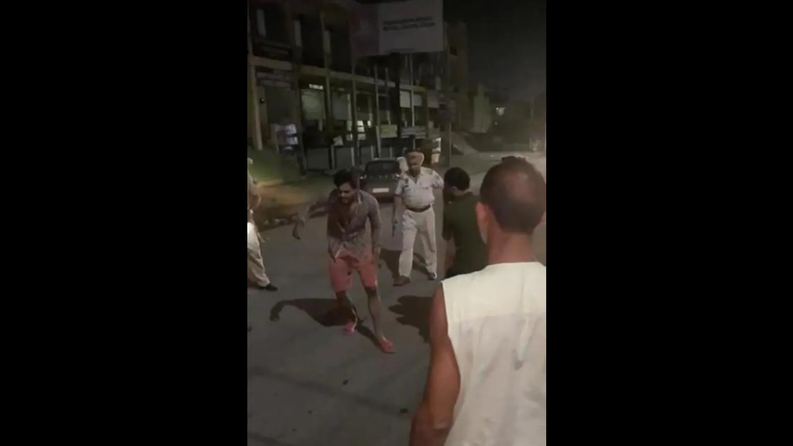 Punjab Police Shot Young Man Viral Video Watch, Punjab Police Shot Young Man On The Haibatpur Road Of Mohali | पंजाब पुलिस ने युवक को बीच सड़क मारी गोली, घटना का वीडियो हुआ वायरल!