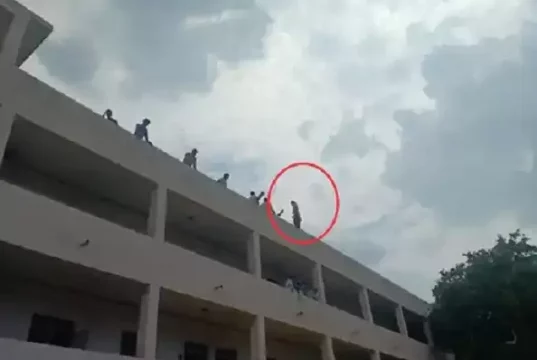Madhya Pradesh Sagar City News | The girl climbed on the roof of the college due to missing the bag, got down after hard work | बैग गुम होने से कॉलेज की छत पर चढ़ी छात्रा, कड़ी मशक्कत के बाद उतारा