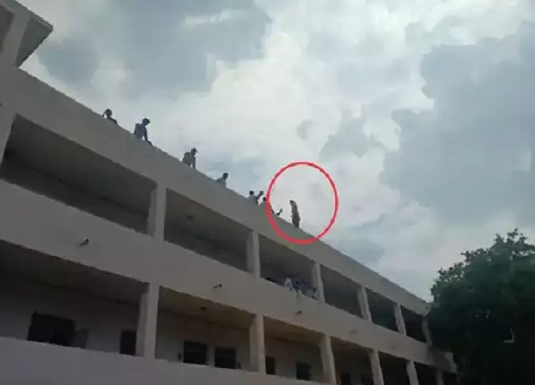 Madhya Pradesh Sagar City News | The girl climbed on the roof of the college due to missing the bag, got down after hard work | बैग गुम होने से कॉलेज की छत पर चढ़ी छात्रा, कड़ी मशक्कत के बाद उतारा