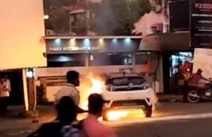 Tata Nexon EV catches massive fire in Vasai West (near Panchvati hotel), a Mumbai Suburb, Maharashtra | Watch Video Tata Nexon EV Massive Fire, भारत के मोस्ट सेलिंग इलेक्ट्रिक कार टाटा नेक्सन में लगी आग, वीडियो हुआ वायरल