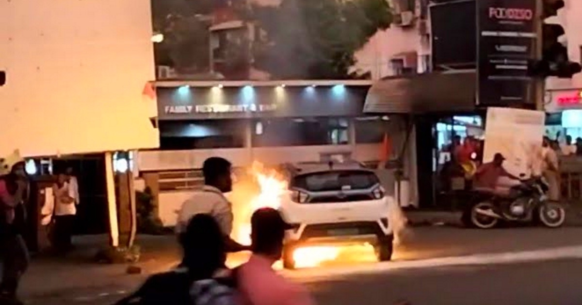 Tata Nexon EV catches massive fire in Vasai West (near Panchvati hotel), a Mumbai Suburb, Maharashtra | Watch Video Tata Nexon EV Massive Fire, भारत के मोस्ट सेलिंग इलेक्ट्रिक कार टाटा नेक्सन में लगी आग, वीडियो हुआ वायरल