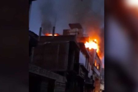 UP Kotwali Fire News | A massive fire broke out in a showroom in Kotwali police station area of UP. | up showroom fire news, Uttar Pradesh showroom in fire news in hindi