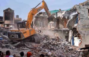 17 Bulldozers, 2000 Police And 8 Fire Engines Present On The Spot, 70 Houses Will Be Demolished | पटना में अतिक्रमण हटाने गई पुलिस पर स्थानीय लोगों ने किया हमला एसपी समेत कई पुलिसवाले घायल