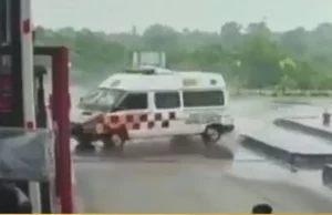 Ambulance Accident Kills Four Persons in Karnataka CCTV Footage Video Viral on Social Media Watch Accident Video | Karnataka Ambulance Accident News IN Hindi | गाय को बचाने के चक्कर में पलटी एंबुलेंस, मौके पर चार लोगों की मौत?