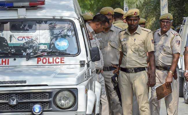 Delhi Policeman Suicide News in Hindi, Delhi Police Jawan Commits Suicide Dead Body Found in Car News in Hindi, दिल्ली पुलिस के जवान ने की खुदकुशी गाड़ी में बरामद हुई लाश, पढ़े खबर!