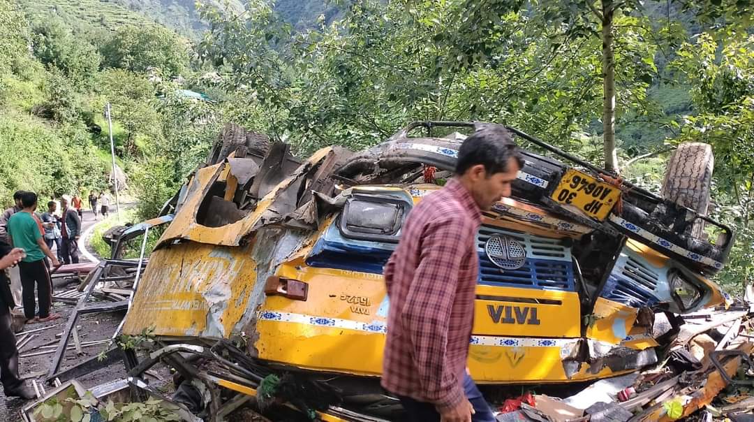 Kullu Himachal Pradesh Bus Road Accident News in Hindi | Kullu Bus Accident Reason, कुल्लू हिमाचल प्रदेश बस एक्सीडेंट कैसे और कब हुआ | Kullu Bus Road Accident Video & Photos