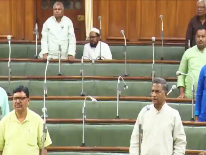 RJD MLA Saud Alam Was Left Sitting During Vande Mataram In Bihar Assembly Viral Video | RJD MLA Saud Alam Vande Mataram Viral Video Watch, विधानसभा में वंदे मातरम् के दौरान बैठे रह गए RJD विधायक सौद आलम
