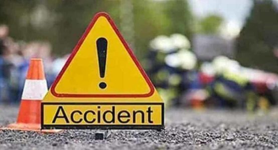 Greater Noida Truck Accident Video | ट्रक बिजली के खंभे से टकरा गया, करंट लगने से ट्रक चालक की मौत | Greater Noida Truck Accident News in Hindi, NH-91 Accident Video