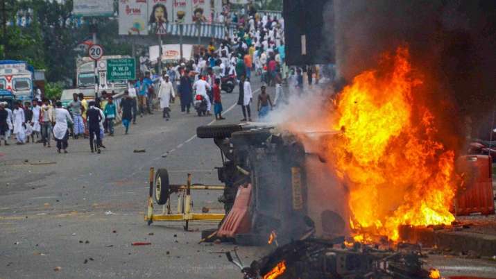 karnataka Communal Riots News in Hindi | 2 समूहों के बीच झड़प में चाकू से हमला, पुलिस ने सुरक्षा बढ़ाई | Knife attack in clash between 2 groups, police increased security!