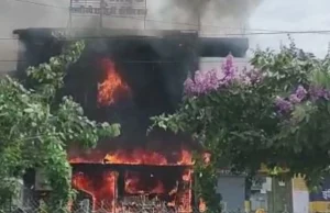 New Life Medicity Hospital Fire News Video Watch, MP Jabalpur News Massive Fire Broke Out in hospital News in Hindi, Fire Broke in New Life Medicity Hospital, जबलपुर के हॉस्पिटल एंट्रेस पर लगी आग हादसे में 10 लोगों की मौत