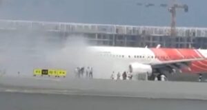 Air India Express Plane Catches Fire At Muscat Airport News in Hindi, Air India Express Plane in Fire Reason News Watch Video | ओमान के एयरपोर्ट पर एयर इंडिया का विमान धुआं-धुआं हो गया, ऐसे नकाले 141 यात्री!