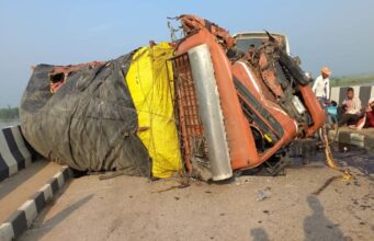 Uttar Pradesh Lakhimpur Road Accident News in Hindi, UP National Highway 730 Road Accident, Lakhimpur Kheri of Uttar Pradesh, A horrific collision between a bus and a truck in Uttar Pradesh's Lakhimpur Kheri