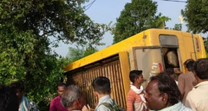 Madhya Pradesh School Bus Accident News in Hindi, मध्यप्रदेश के सागर जिले में 50 छात्रों से भरी स्कूल बस अनियंत्रित होकर पलटी, एक की मौत कई घायल | MP School Bus Accident