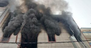 A massive fire broke out in a plastic factory in the Delhi Narela Industrial Area, and 2 dead and Many were Injured | Delhi Narela Plastic Factory Fire News in Hindi