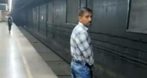 Man Urinating On Delhi Malviya Nagar Metro Station Tracks Video News in Hindi, Watch Video of a man urinating on the Delhi Malviya Nagar metro station track goes viral!