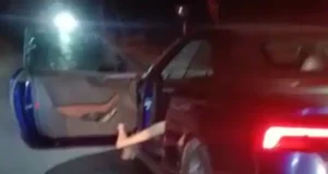 Girl kidnapped in Madhya Pradesh Indore Viral Video Watch News in Hindi, Attempts were made to take the girl hostage in a moving car in Indore the girl jumped from the car screaming passersby made a video -