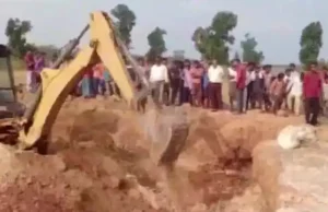 Chhattisgarh Chhui Mine Collapse News in Hindi, Tragic accident in Chhattisgarh, 7 laborers died due to mine collapse, dozen trapped | छत्तीसगढ़ में दर्दनाक हादसा, खदान धंसने से 7 मजदूरों की मौत, दर्जन भर फंसे
