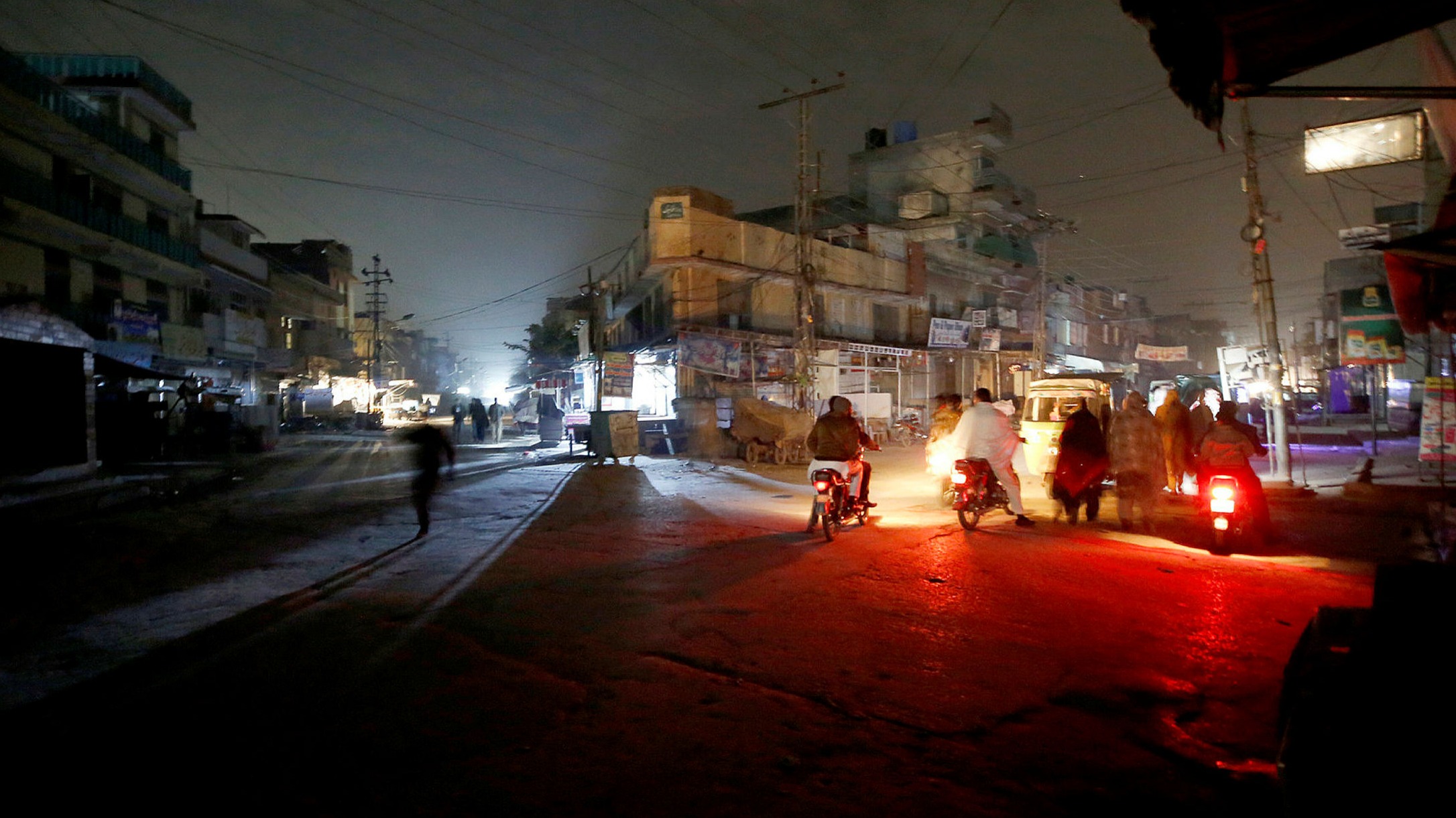 Pakistan Blackout Light News in Hindi | Nearly 90% of Pakistan's Karachi city is forced to live without electricity | पाकिस्तान का कराची शहर लगभग 90% हिस्सा बिन बिजली के जीवन यापन करने पर मजबूर!