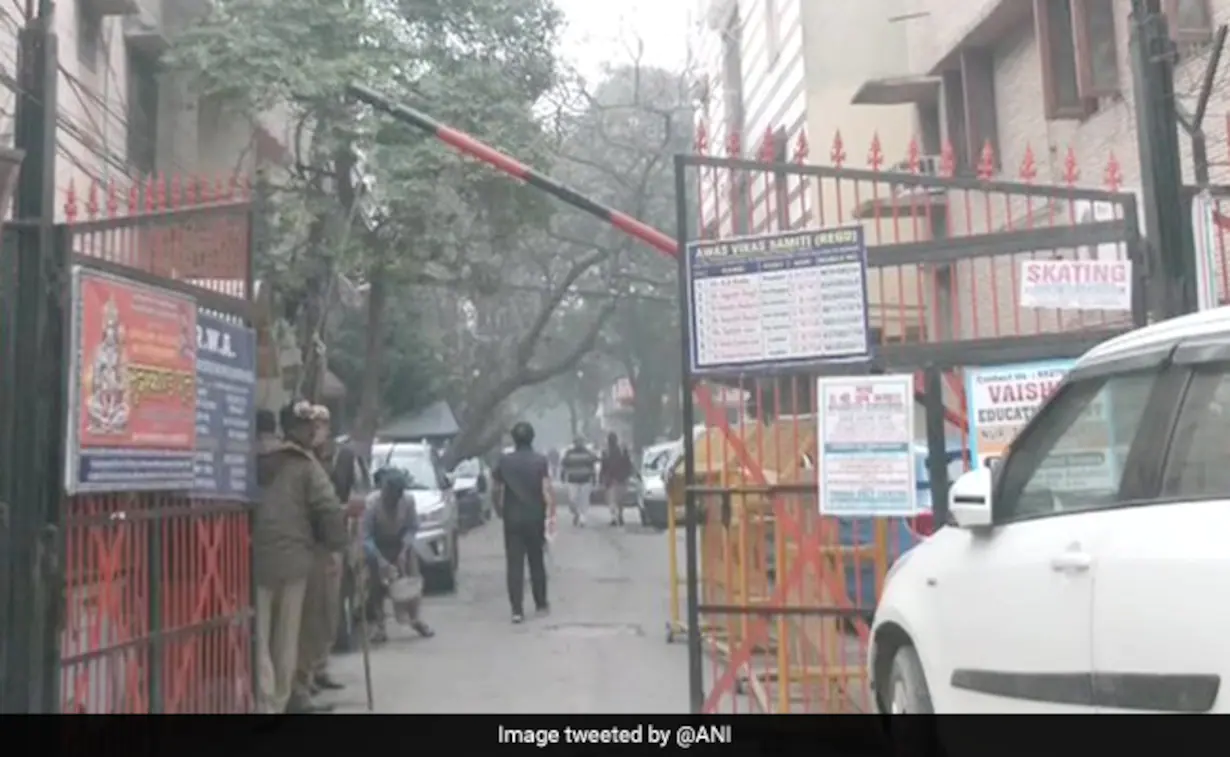 Father-Son Shot Over Car Parking in Yamuna Vihar Delhi News in Hindi | Firing in North East Delhi's Yamuna Vihar | पार्किंग विवाद में बाप-बेटे को गोली मारी, घर पर 10-15 लोगों ने ताबड़तोड़ फायरिंग!