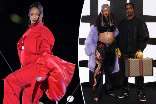 Rihanna's Second Pregnancy News in Hindi, Hollywood Singer Rapper Rihanna Shares Pictures in Baby Bump Shares News of Second Pregnancy | एक बच्चे को जन्म देने के बाद फिर प्रेग्नेंट हुई रिहाना
