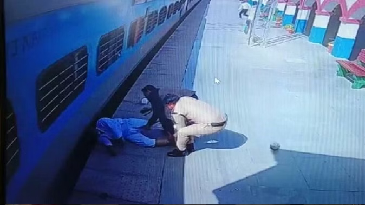 UP Amroha Railway Station Accident CCTV Footage Video Viral on Social Media, Amroha Platform Accident Video Watch Now | चलती ट्रेन के साथ 50 मीटर तक घिसटता रहा यात्री, टीटीई ने बचाई जान!
