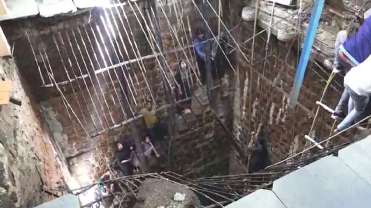 Beleshwar temple stepwell roof caved in Sneh Nagar, Indore, more than 25 people were victims of the accident | Indore Temple Accident News | इंदौर के स्नेह नगर में बेलेश्वर मंदिर बावड़ी की छत धंसी