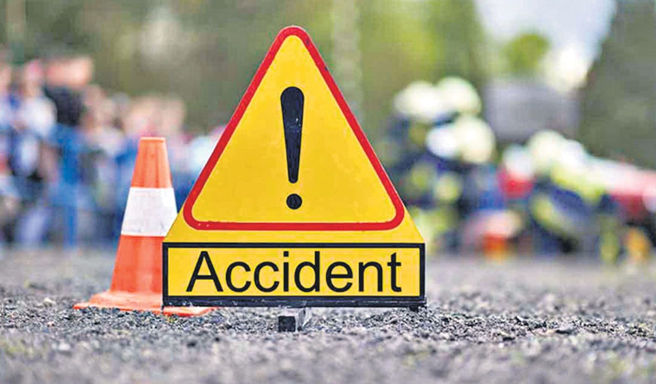 Madhya Pradesh Khandwa Road Accident News in Hindi | 7-year-old girl pulled her head out of the bus window to vomit, cut in two and died painfully