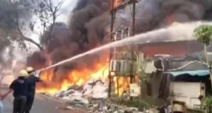 Massive Fire Broke Out In Packaging Company In Gujarat Bharuch More Than 5 Fire Tenders Were Present On Spot News in Hindi | गुजरात के भरूच में एक पैकेजिंग कंपनी में लगी भीषण आग, वीडियो वायरल!