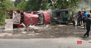 Bihar Governor Rajendra Vishwanath Arlekar Accident News in Hindi | Bihar Governor Rajendra Vishwanath Arlekar's convoy met with an accident, बाल-बाल बचे बिहार के राज्यपाल ! रतनपुरा गांव के पास बड़ा हादसा