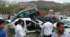 Mumbai Pune Express Road Accident Breaking News in Hindi | मुंबई पुणे एक्सप्रेस पर भीषण सड़क हादसा, 8 गाड़ियां आपस में टकराई, 11 लोग घायल! | Horrific road accident on Mumbai Pune Express, 8 vehicles collided with each other, 11 people injured!