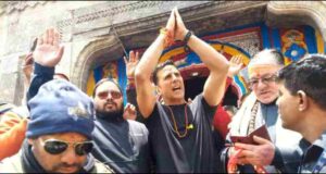 Entertainment Breaking News in Hindi: Akshay Kumar in Kedarnath Dham Photos and Video Viral on Internet | भगवान शिव के दर्शन के लिए केदारनाथ मंदिर पहुंच अक्षय कुमार, कैसे रहे दर्शन?