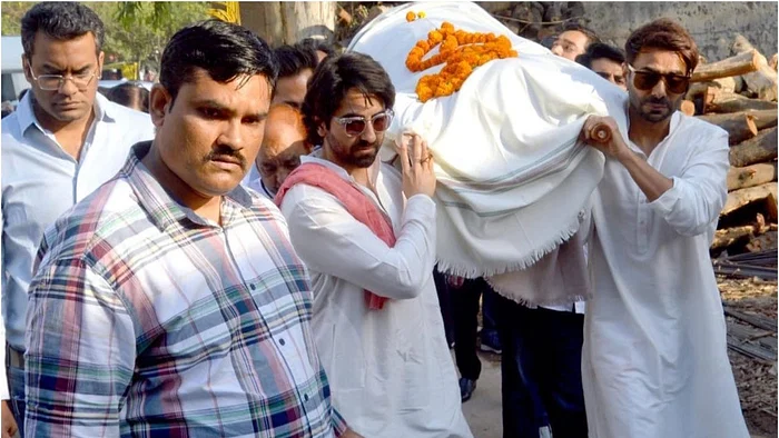 Ayushmann Khurrana Father P. Khurrana Death Passed Away News in Hindi | Ayushmann Khurrana became emotional at his father's funeral Video and Photos Viral on Social Media
