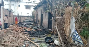 Bihar's Muzaffarpur Fire News in Hindi | A massive fire broke out in a house in Bihar's Muzaffarpur, 4 children burnt alive! बिहार के मुजफ्फरपुर में एक घर में लगी भीषण आग 4 बच्चे जिंदा जले, 6 घायल!