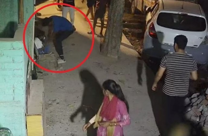 Watch Video: 14-Year-Old Girl Stabbed To Death in Delhi's Shahbad Dairy Area Breaking News in Hindi | Muslim Man Stabbed Minor Hindu girl 40 Times Then Also Beat By Stones by Knife To Death in delhi shahbad dairy -