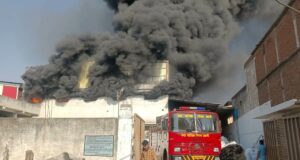 Katni Fierce Fire in Plastic Factory in Bargawan Madhya Pradesh Breaking News in Hindi | katni Fire Fierce Fire in Guru Nanak Plastic Factory| कटनी में गुरु नानक प्लास्टिक फैक्ट्री में लगी भीषण आग