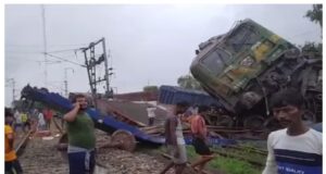 Train Accident in Bankura West Bengal News in Hindi | Collision of two goods trains in Bankura, West Bengal, traffic stalled due to derailment of 12 bogies | पश्चिम बंगाल के बांकुरा ट्रैन एक्सीडेंट