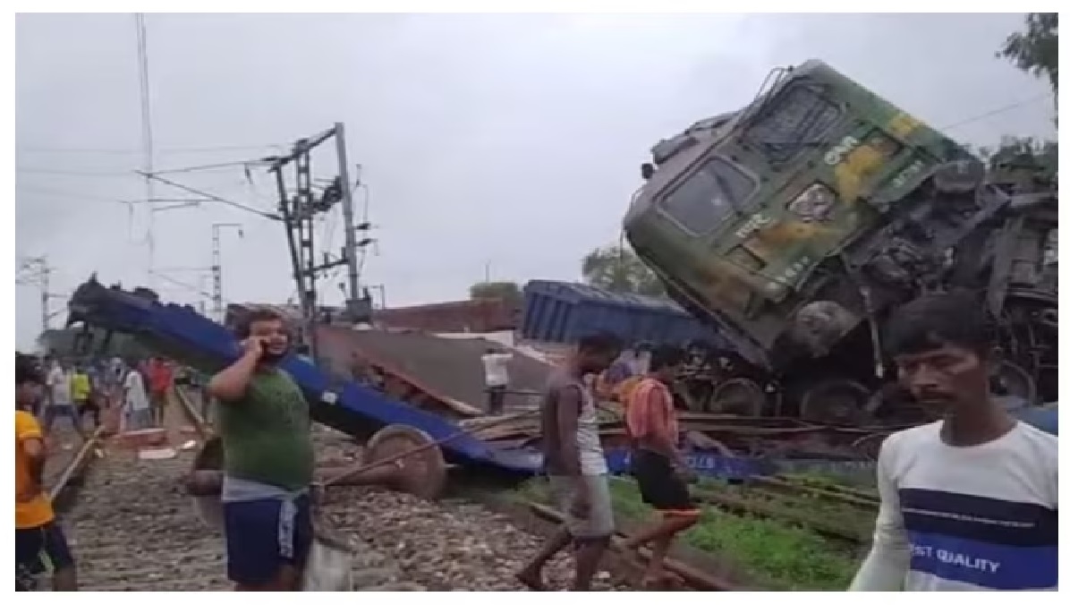 Train Accident in Bankura West Bengal News in Hindi | Collision of two goods trains in Bankura, West Bengal, traffic stalled due to derailment of 12 bogies | पश्चिम बंगाल के बांकुरा ट्रैन एक्सीडेंट