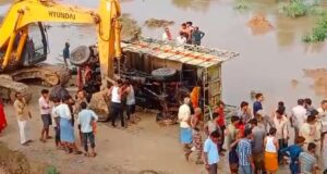 Truck Accident in Datia District of Madhya Pradesh News in Hindi | Road Accidents in Datia District of MP News | दतिया में नदी में जा गिरा ट्रक, 5 लोगों की मौत, कई लापता, रेस्क्यू ऑपरेशन जारी