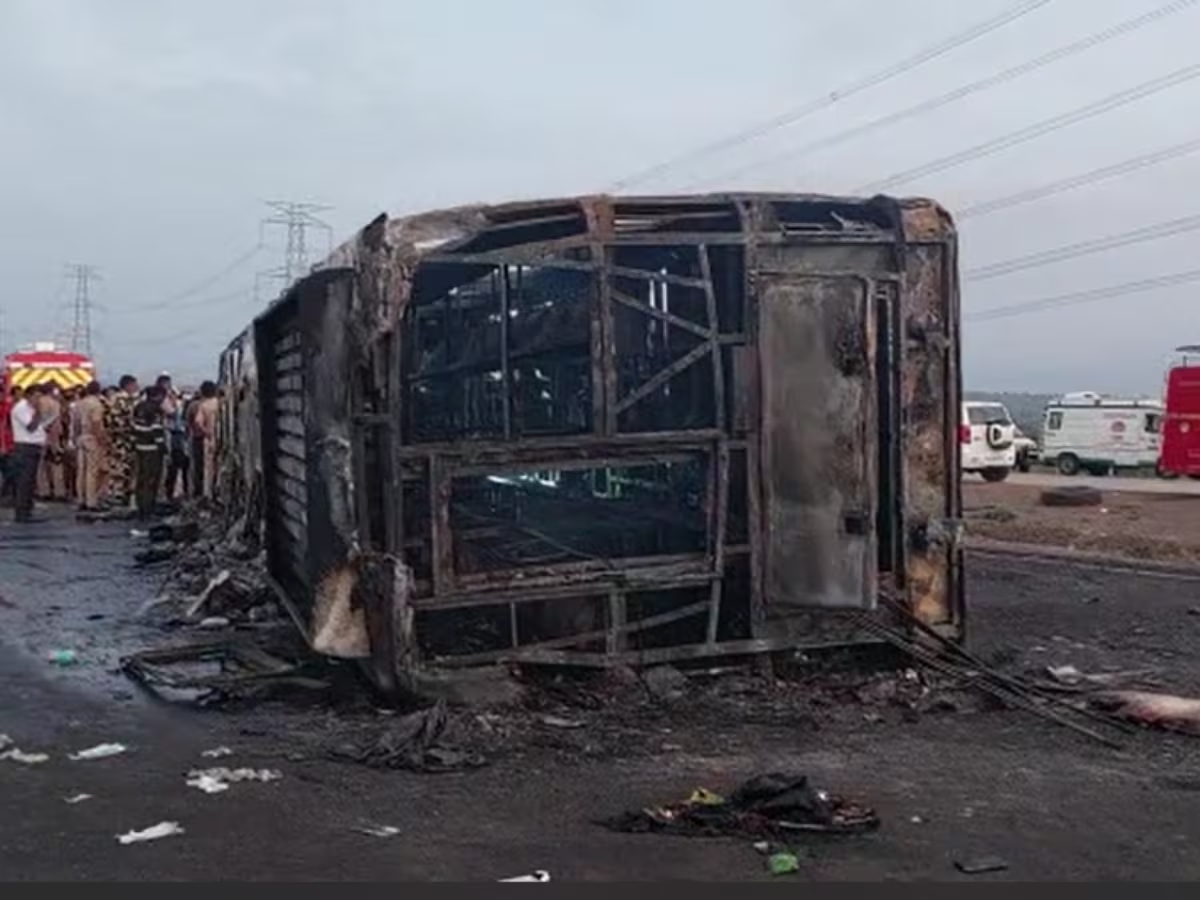 Maharashtra Expressway Bus Accident: महाराष्ट्र एक्सप्रेसवे पर बस में लगी  भीषण आग, 25 लोगों की जलकर मौत, कई घायल