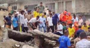 Two-Storey Building Collapses in Gujarat's Junagadh News in Hindi | 2 storey building collapses on Datar Road Junagadh Gujarat people feared trapped under debris | दातार रोड जूनागढ़ गुजरात में 2 मंजिला इमारत गिरी