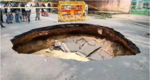 Watch Video: Road Caved in Janakpuri Area of Delhi News in Hindi | Janakpuri Sinkhole News, Janakpuri Sinkhole Images and Video | दिल्ली के पॉश इलाके में जब अचानक धंस गई सड़क, बन गया कई फुट गहरा गड्ढा!