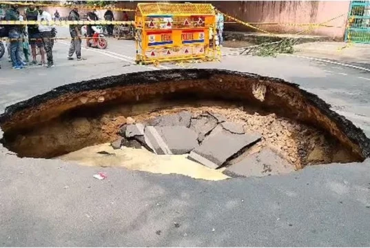 Watch Video: Road Caved in Janakpuri Area of Delhi News in Hindi | Janakpuri Sinkhole News, Janakpuri Sinkhole Images and Video | दिल्ली के पॉश इलाके में जब अचानक धंस गई सड़क, बन गया कई फुट गहरा गड्ढा!