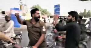 Punjab Police Viral Video Watch Now, Punjab Police Constable Video | Pakistan Punjab Police Constable Video Goes Viral | लोगों पर हमला करने वाले पुलिस अधिकारी का वीडियो वायरल, जाने सच!