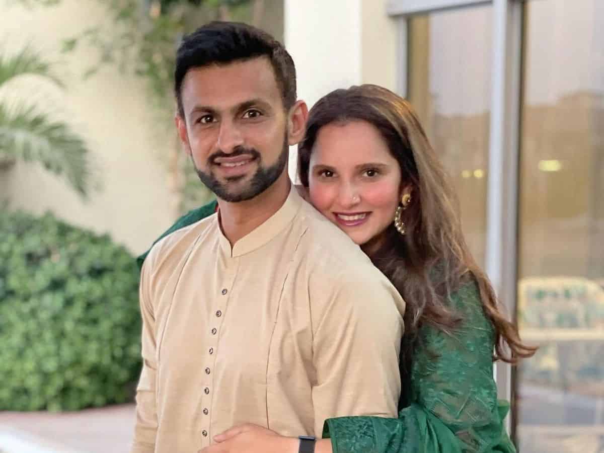Sania Mirza Divorce News in Hindi | Shoaib Removes Sania's Name From Instagram Bio | तलाक की अटकलें फिर तेज, शोएब ने इंस्टाग्राम बायो से सानिया का नाम हटाया | Shoaib Malik Sania Mirza Divorce Rumours