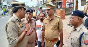 Uttar Pradesh Ambedkar Double Murder Case News in Hindi, छोटे बेटे ने पत्नी से अवैध संबंध के शक में अपने पिता और भाई को काट डाला! | Gehna Kothi Owner and Son Killed Wife Condition Critical